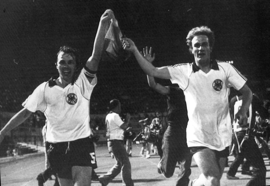 Campioni Europei. E&#39; la sera del 22 giugno 1980 e a Roma la Germania Ovest (Rummenigge  a destra nella foto) dopo aver battuto il Belgio 2-1, diventa campione d&#39;Europa. 